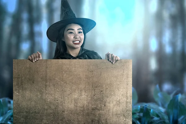 Asijská Čarodějka Kloboukem Stojící Prázdným Prknem Strašidelným Lesním Pozadím Prázdná — Stock fotografie