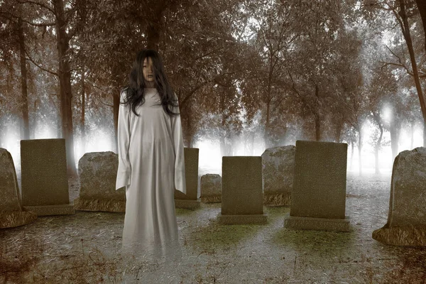 Mujer Fantasma Asustadiza Pie Con Fondo Bosque Embrujado Concepto Halloween — Foto de Stock