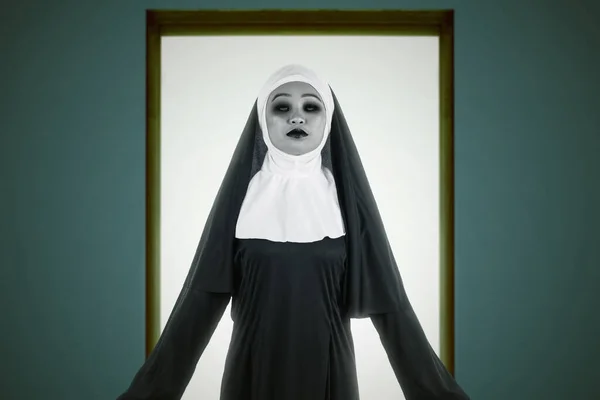 Страшная Дьявольская Монахиня Стоящая Открытой Двери Заднем Плане — стоковое фото
