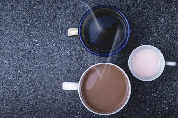 テーブルの上で味が違うホットコーヒーのカップ — ストック写真