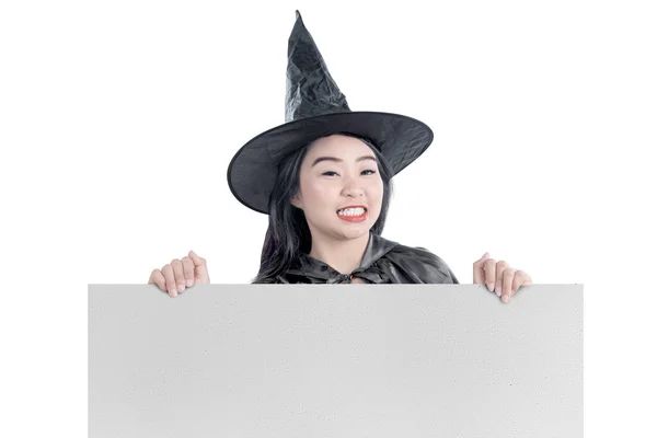 Beyaz Arka Planda Izole Edilmiş Şapkalı Asyalı Cadı Kadın — Stok fotoğraf