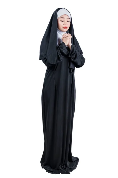 Asiatische Nonne Betet Isoliert Auf Weißem Hintergrund — Stockfoto