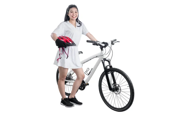 Asiatico Donna Con Bicicletta Casco Piedi Accanto Suo Bicicletta Isolato — Foto Stock