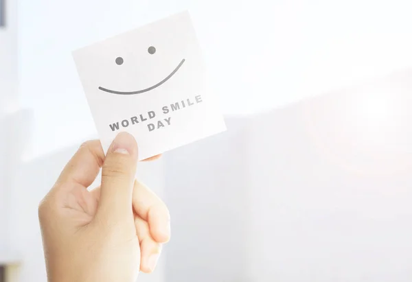 Ručně Držící Papír Vzkazem Světový Den Úsměvu Světový Den Úsměvu — Stock fotografie