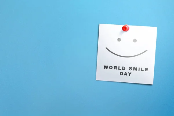 종이에 세계적 미소의 메시지를 있습니다 세계적 미소의 — 스톡 사진