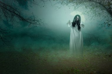 Gece sahne geçmişi olan korkunç hayalet kadın. Cadılar Bayramı konsepti