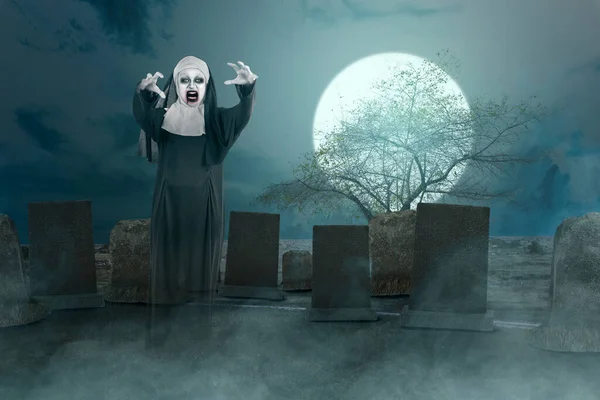 Gruselige Teufelsnonne Steht Auf Dem Friedhof Mit Nächtlichem Hintergrund — Stockfoto