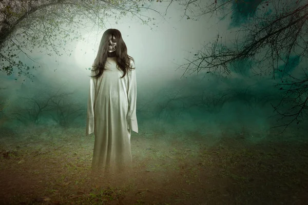 Mujer Fantasma Asustadiza Pie Con Fondo Bosque Embrujado Concepto Halloween —  Fotos de Stock