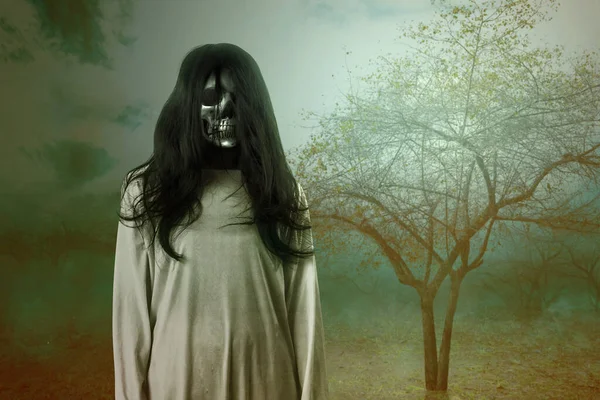 Mujer Fantasma Asustadiza Pie Con Fondo Bosque Embrujado Concepto Halloween — Foto de Stock