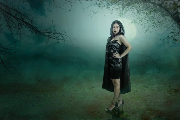 Ασιάτισσα Μάγισσα Μανδύα Που Στέκεται Στοιχειωμένο Φόντο Στο Δάσος — Φωτογραφία Αρχείου