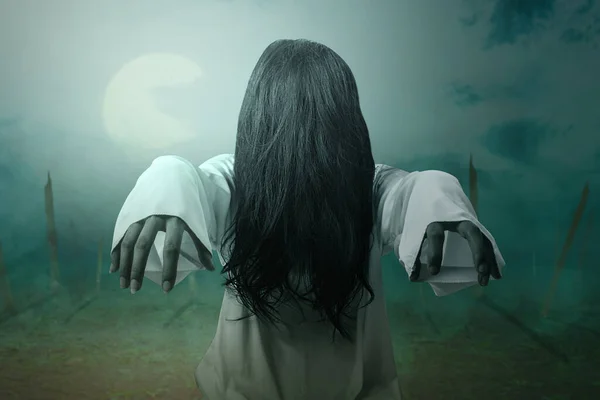 Spaventosa Donna Fantasma Piedi Con Sfondo Scena Notturna Concetto Halloween — Foto Stock