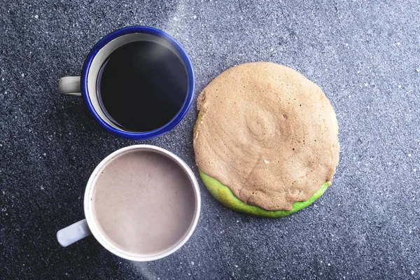 テーブルの上にクッキーとホットコーヒーのカップ — ストック写真