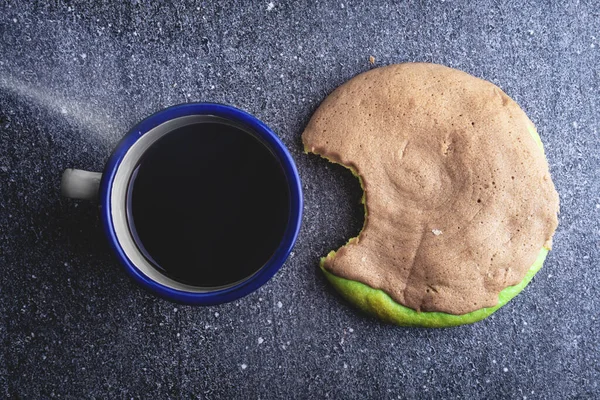 テーブルの上にクッキーとホットコーヒーのカップ — ストック写真