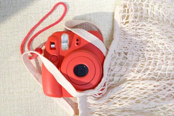 Düz Bir Arkaplanda Kamera Hasır Çantanın Üst Görünümü — Stok fotoğraf
