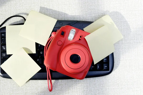 Top View Camera Computer Keyboard Sticky Notes Flat Background — Stock Photo, Image