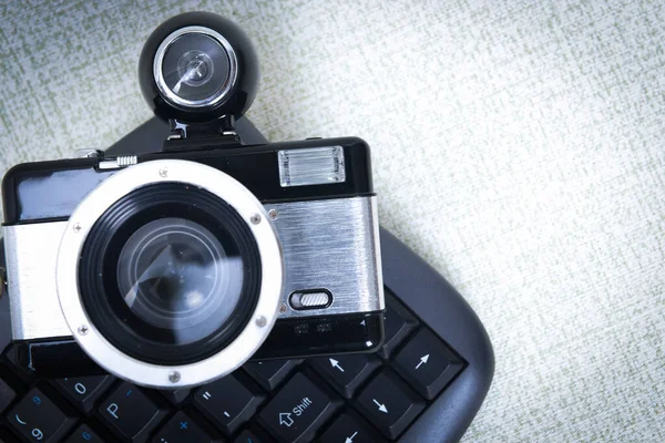 Vista Superior Cámara Teclado Del Ordenador Sobre Fondo Plano — Foto de Stock