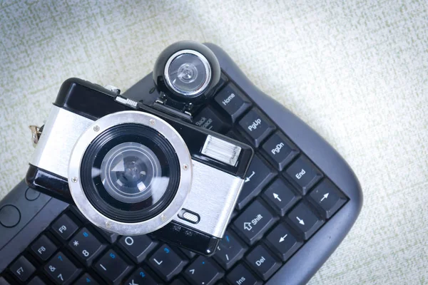 Top View Camera Computer Keyboard Flat Background — Stock Photo, Image