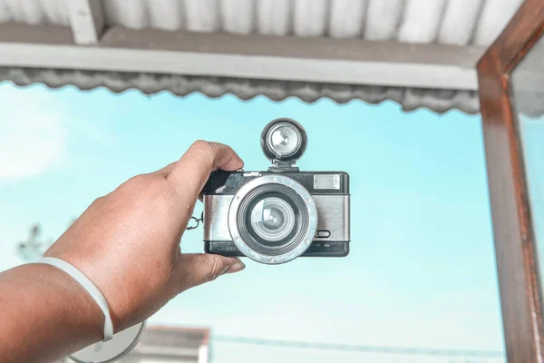 Mavi Arka Planı Olan Bir Kamerayı Tutan Insan Elleri — Stok fotoğraf