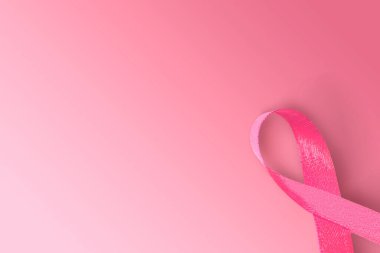 Pembe arka planda pembe farkındalık kurdelesi. Göğüs kanseri farkındalığı