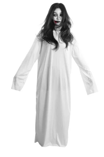 Τρομακτική Γυναίκα Φάντασμα Στέκεται Απομονωμένη Πάνω Από Λευκό Φόντο Απόκριες — Φωτογραφία Αρχείου