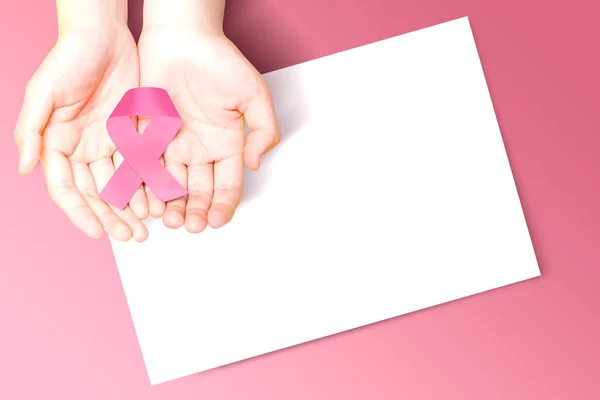 Mani Umane Che Mostrano Nastro Consapevolezza Rosa Carta Vuota Sensibilizzazione — Foto Stock