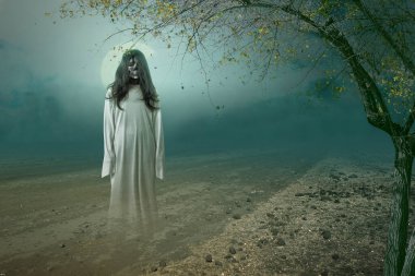 Gece sahne geçmişi olan korkunç hayalet kadın. Cadılar Bayramı konsepti