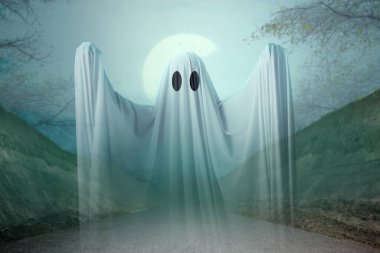 Gece sahne geçmişi olan beyaz bir hayalet. Cadılar Bayramı konsepti