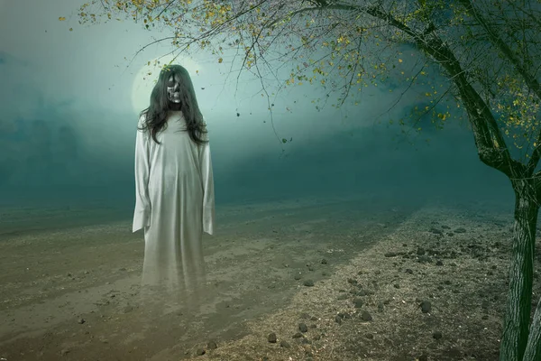 Gruselige Geisterfrau Mit Nächtlichem Hintergrund Halloween Konzept — Stockfoto