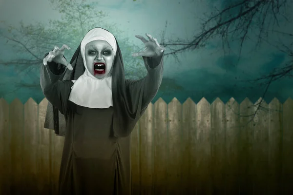 Страшная Дьявольская Монахиня Стоит Фоне Ночной Сцены — стоковое фото