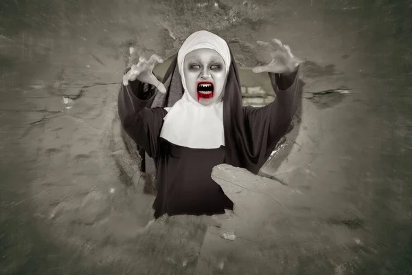 Scary Diable Nonne Sortir Trou Dans Mur — Photo