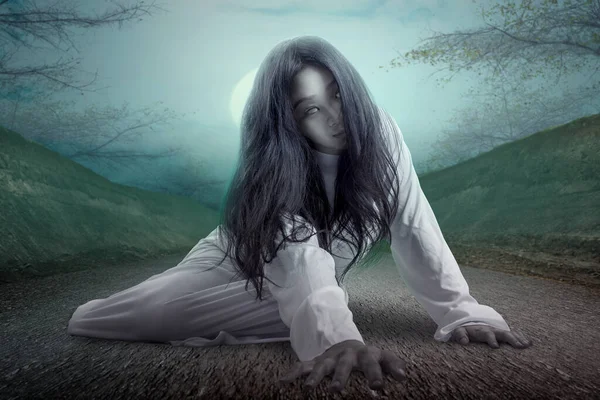 Gruselige Geisterfrau Kriecht Mit Nächtlichem Szenenhintergrund Halloween Konzept — Stockfoto