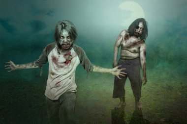 Kanlı ve yaralı korkunç bir zombi perili ormanda duruyor.