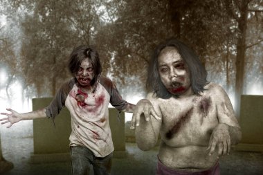 Vücudunda kan ve yara olan korkunç bir zombi mezarlıkta dolaşıyor.