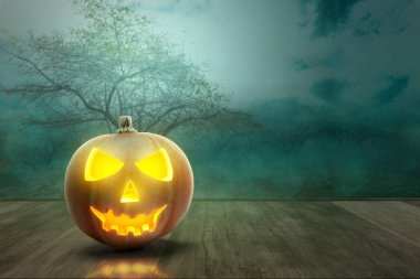 Ormanda duman ve sis ile ahşap zeminde Jack-o-Lantern