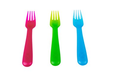 Beyaz arka grup üzerinde izole edilmiş renkli plastik çatal seti