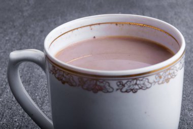 Masadaki bir fincan sıcak kahve.