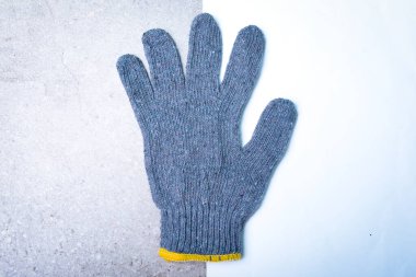 Yerdeki işçiye güvenlik eldiveni