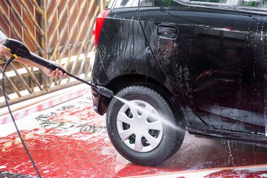 Garajda arabayı yıkıyorum.