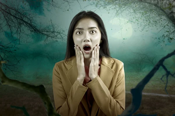 Azjatycka Bizneswoman Boi Się Stać Łące Mgłą Koncepcja Halloween — Zdjęcie stockowe