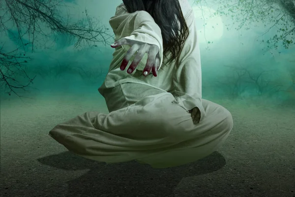 Mujer Fantasma Asustadiza Arrastrándose Con Fondo Escena Nocturna Concepto Halloween —  Fotos de Stock