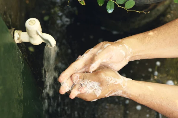 Man Tvättar Händerna Med Tvål Och Rinnande Vatten Utomhus — Stockfoto