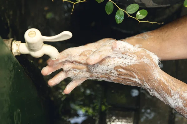 Man Tvättar Händerna Med Tvål Och Rinnande Vatten Utomhus — Stockfoto