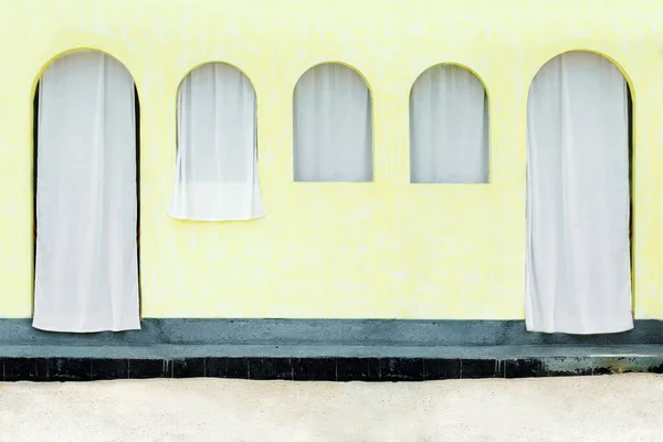 Edificio Con Arco Puerta Ventanas Cubiertas Con Una Sábana Blanca — Foto de Stock