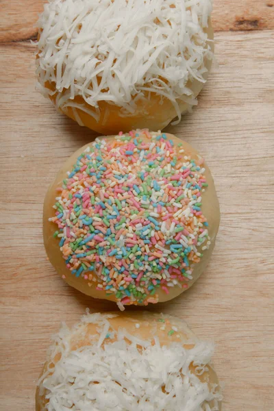 Gâteau Aux Paillettes Colorées Fromage Râpé Sur Table Bois — Photo