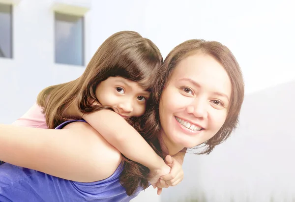 Asiatica Madre Portando Sua Bambina Sulla Schiena Con Sorriso Sul — Foto Stock