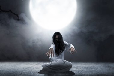 Gece sahne geçmişiyle sürünen korkunç hayalet kadın. Cadılar Bayramı konsepti