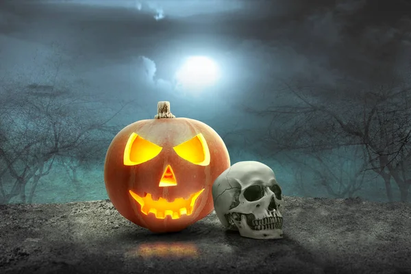 Jack Lantern Και Ανθρώπινο Κρανίο Στο Στοιχειωμένο Δάσος Φόντο Νυχτερινή — Φωτογραφία Αρχείου