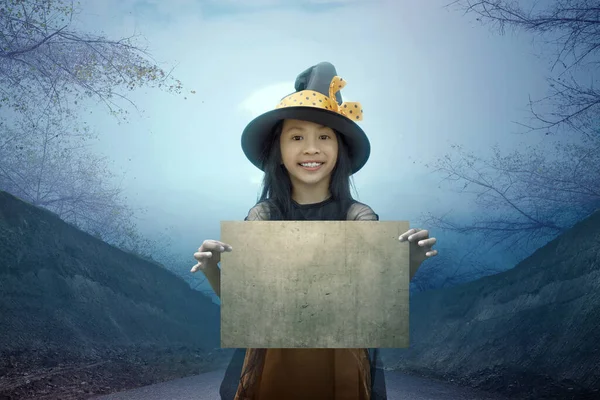 Asyalı Küçük Cadı Kız Elinde Boş Bir Tahta Tutuyor Kopyalama — Stok fotoğraf