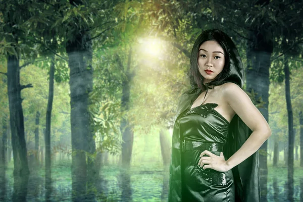 Femme Sorcière Asiatique Avec Manteau Debout Avec Fond Forêt — Photo