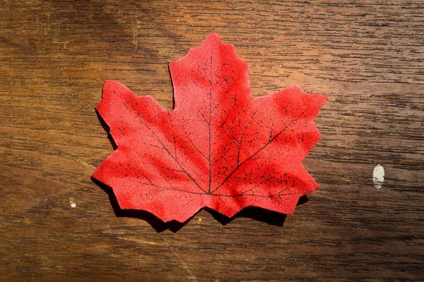 Podzimní Javorový List Dřevěným Stolním Pozadím — Stock fotografie